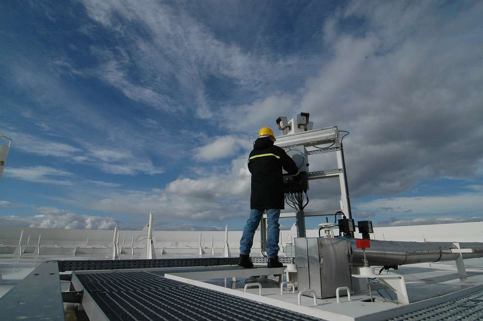 commercial HVAC contactor installs a rooftop packaged HVAC unit